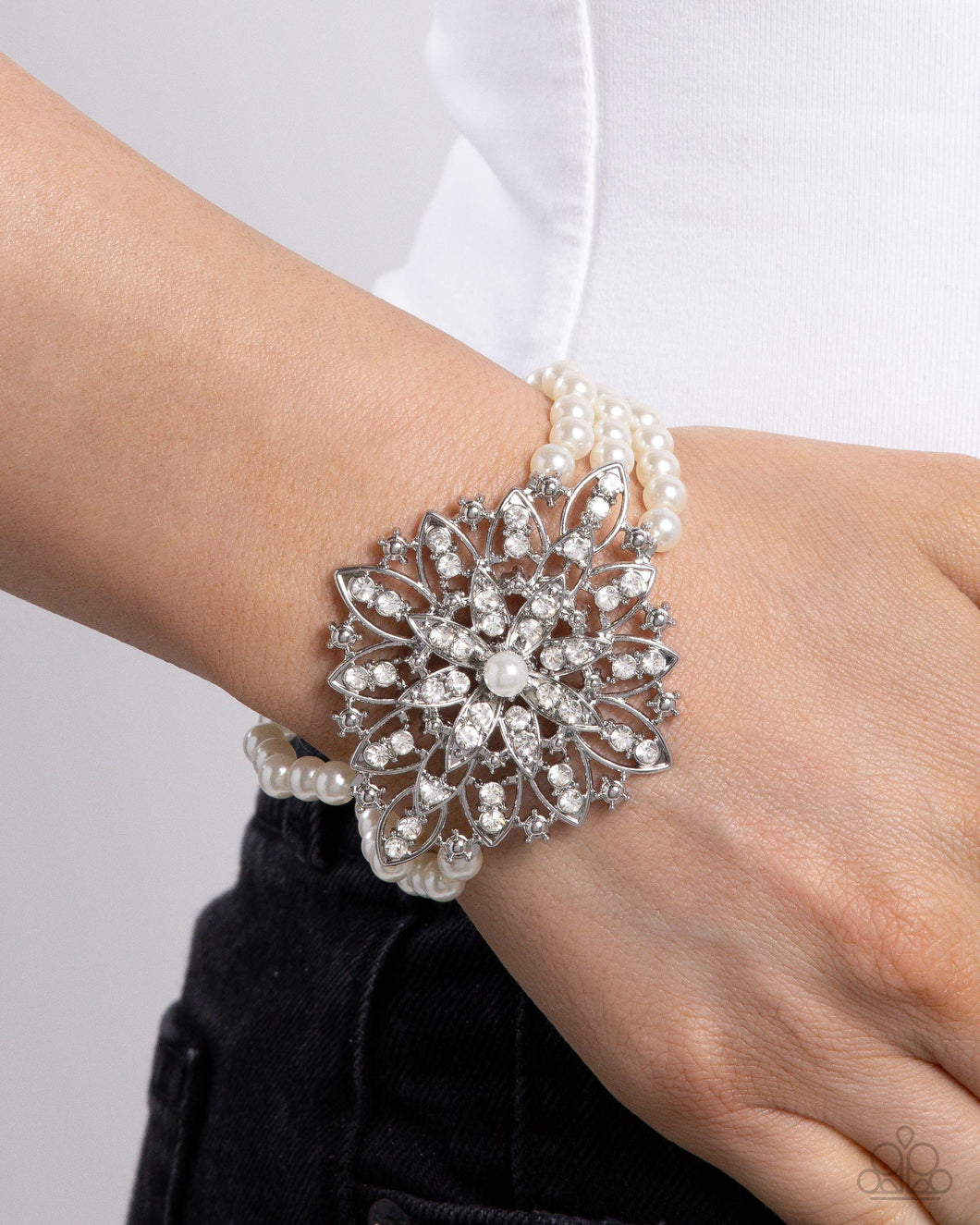 PREORDER Paparazzi Flattering Florals - White Bracelet